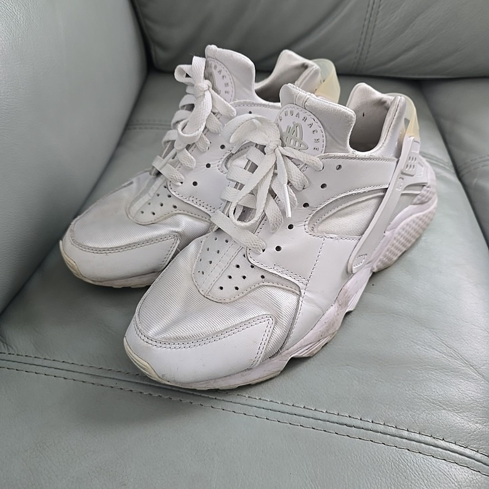 Nike Air Huarache Shoes Womens Size 8.5 White Triple White Sneakers DH4439-102 - Picture 1 of 7
